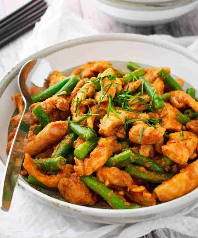 Thai Red Curry Chicken Dry ( 6 pcs )