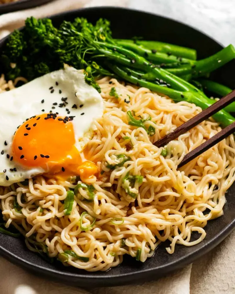 Burnt Garlic Noodles (Egg)