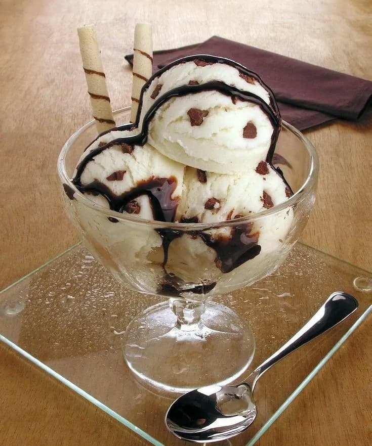 Vanilla flavor ice cream 2 scoops